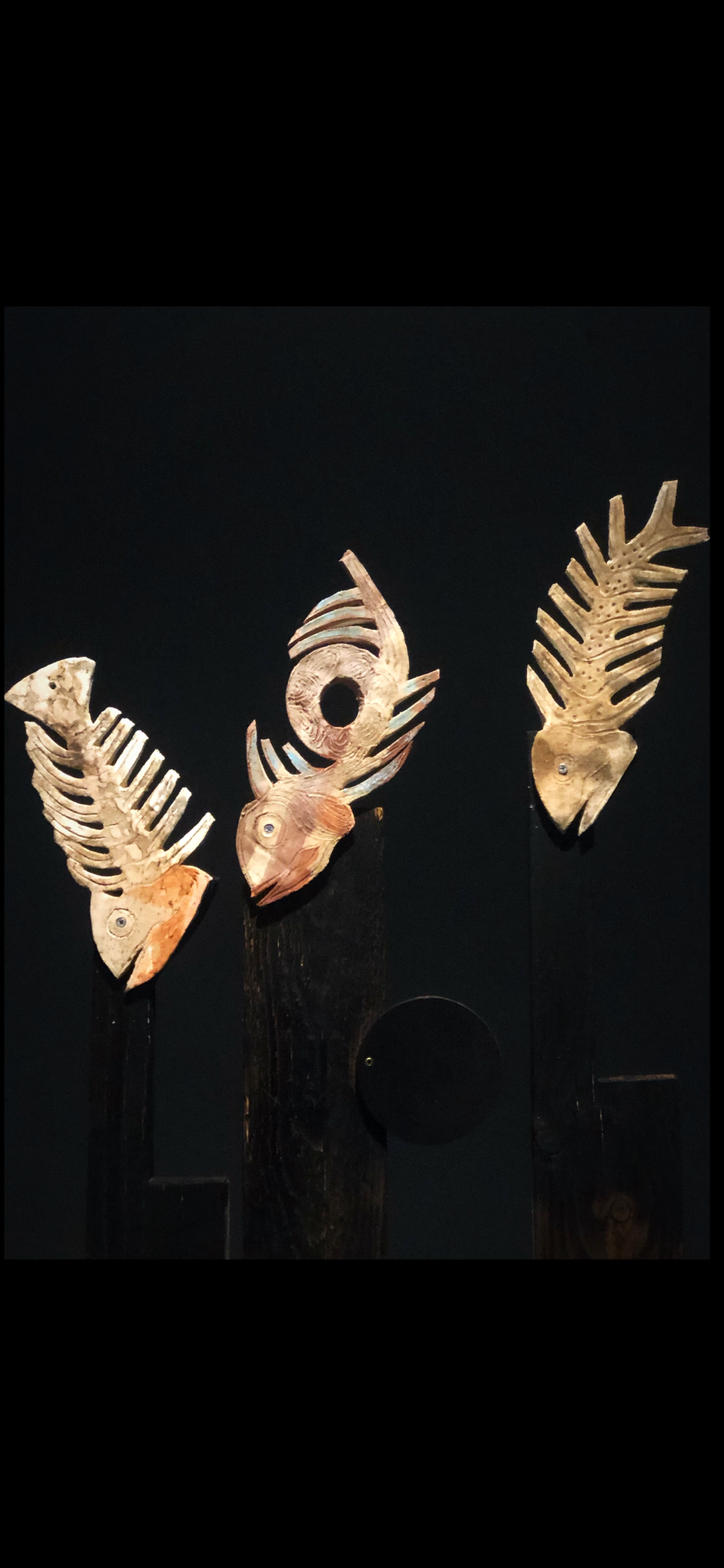 Contacter directement l’artiste via l’e-shop pettiti.shop ou le site officiel pettiti.art pour les céramiques , objets et sculptures