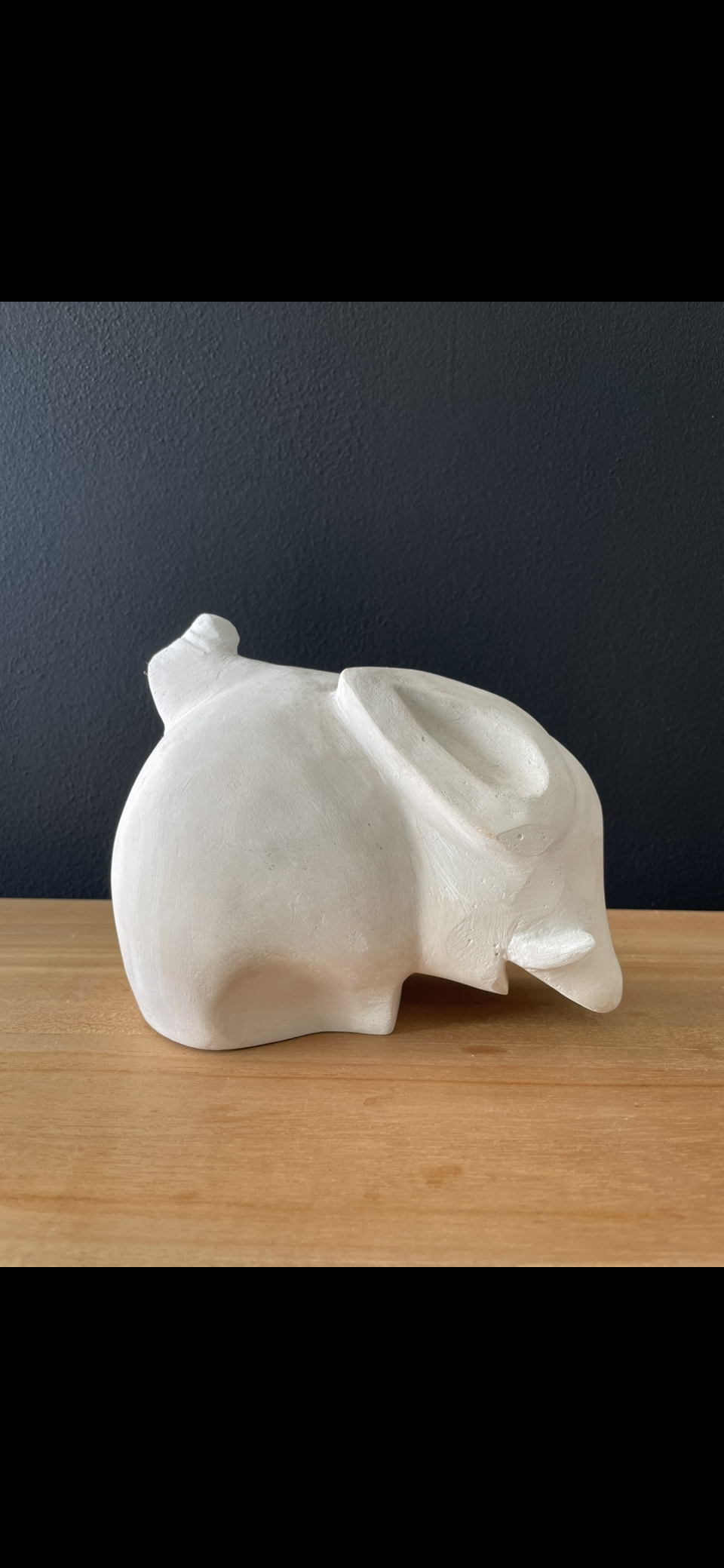 Contacter directement l’artiste via l’e-shop pettiti.shop ou le site officiel pettiti.art pour les céramiques , objets et sculptures