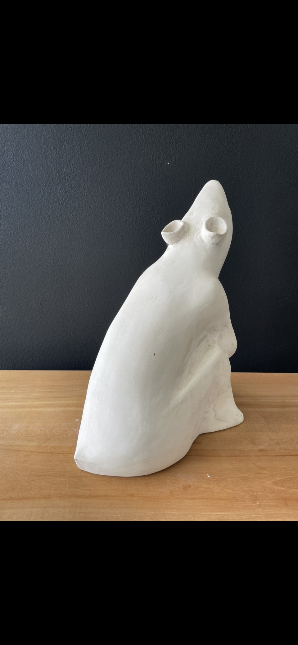 Contacter directement l’artiste via l’e-shop pettiti.shop ou le site officiel pettiti.art pour les céramiques , objets et sculptures